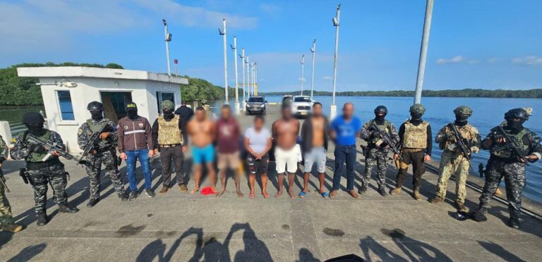 Aprehendimos a seis sujetos armados, presuntos integrantes de la estructura criminal “Los Chechenos”, en Esmeraldas