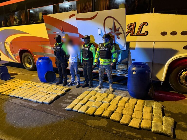 Incautamos 120 paquetes de droga ocultos en tanques a bordo de un bus interprovincial en Pichincha