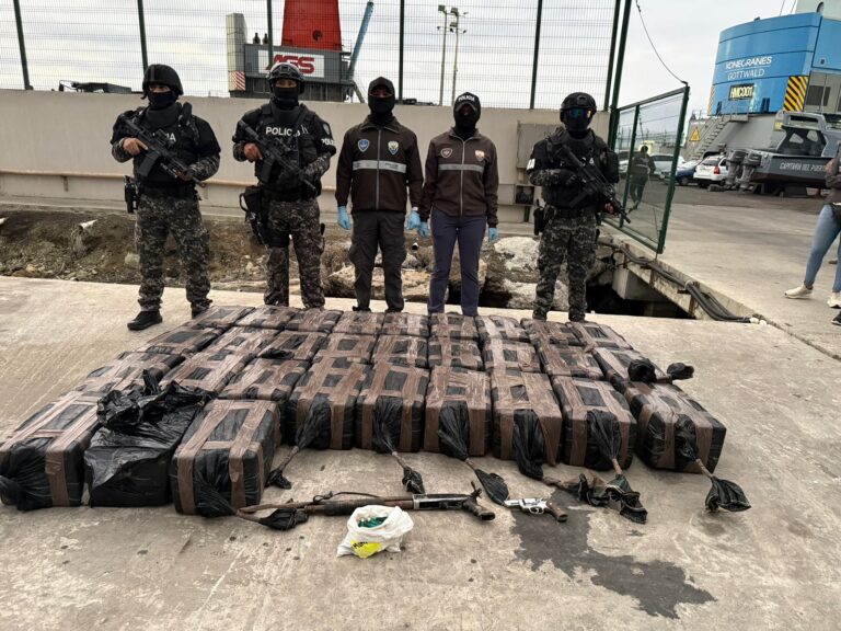 La Policía Nacional incautó más de media tonelada de cocaína en un centro de acopio en Esmeraldas