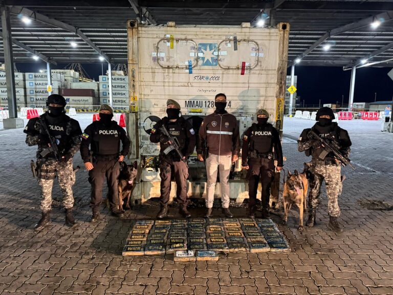 Policía identificó un contenedor con 50 bloques de droga en Guayaquil