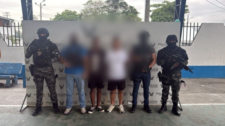Policía Nacional desarticula célula de «Los Tiguerones» en Esmeraldas: tres aprehendidos, incluyendo a alias “Reny” y “La T”
