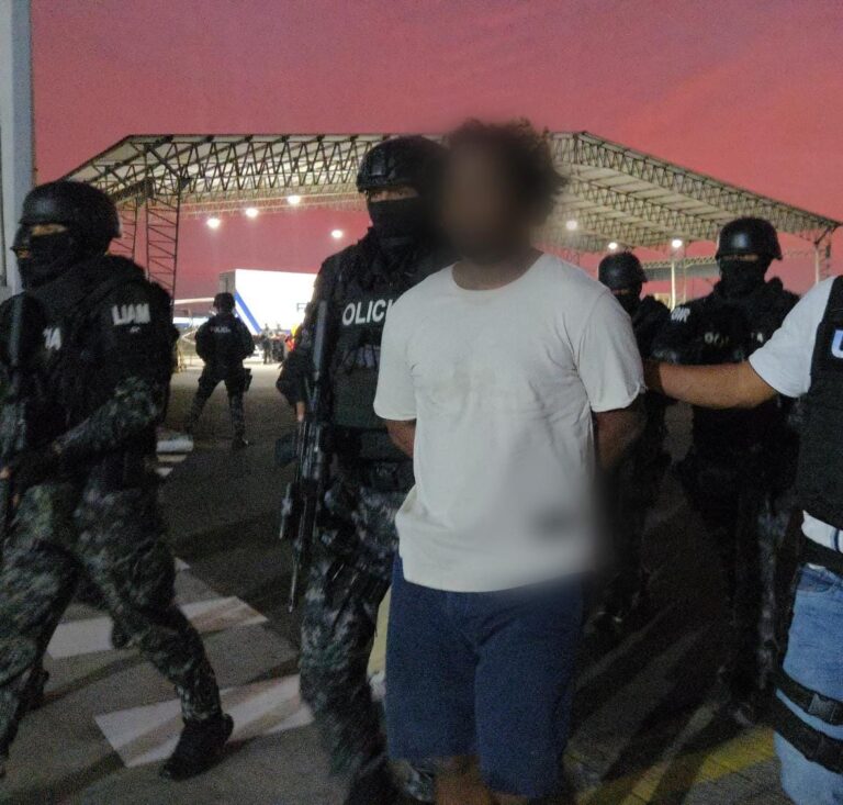 Policía Nacional captura a alias “Bob Marley”, objetivo de alto valor de los “Chone Killer”, en operativo ejecutado en Durán y Playas