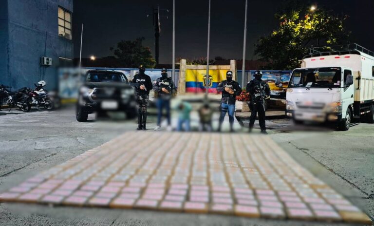 Policía incautó alrededor de media tonelada de cocaína y aprehendió a dos presuntos implicados en Guayaquil
