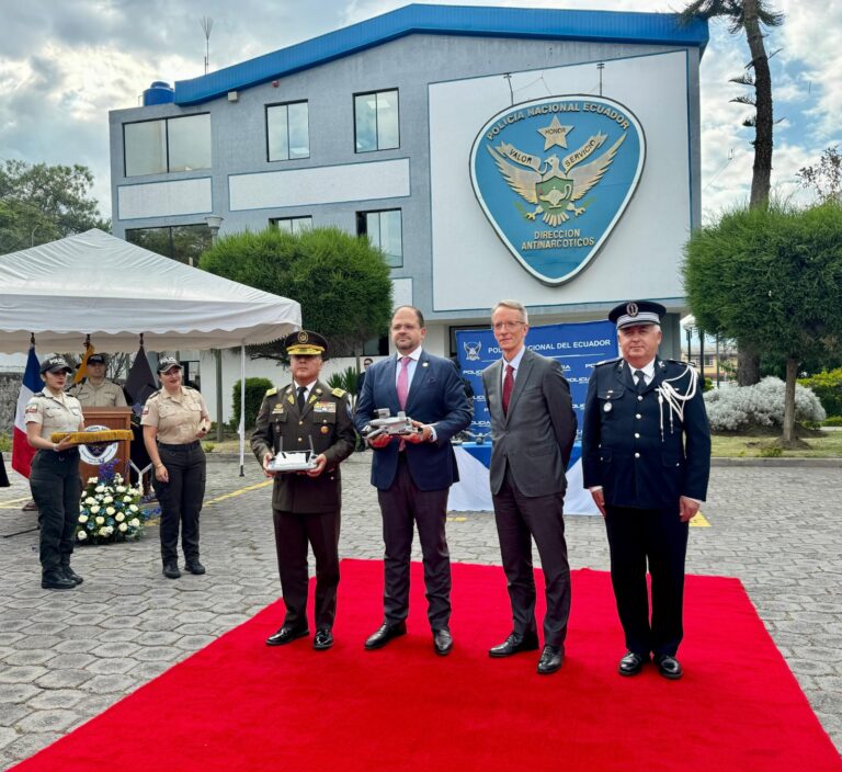 Embajada de Francia en Ecuador entrega drones a unidades especiales de la Policía Nacional