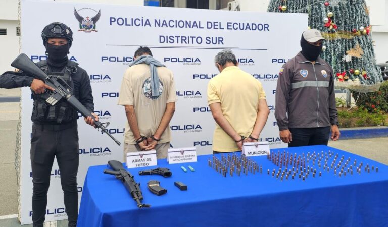 Dos presuntos integrantes de la “Mafia 18” aprehendidos con armas y explosivos en Guayaquil