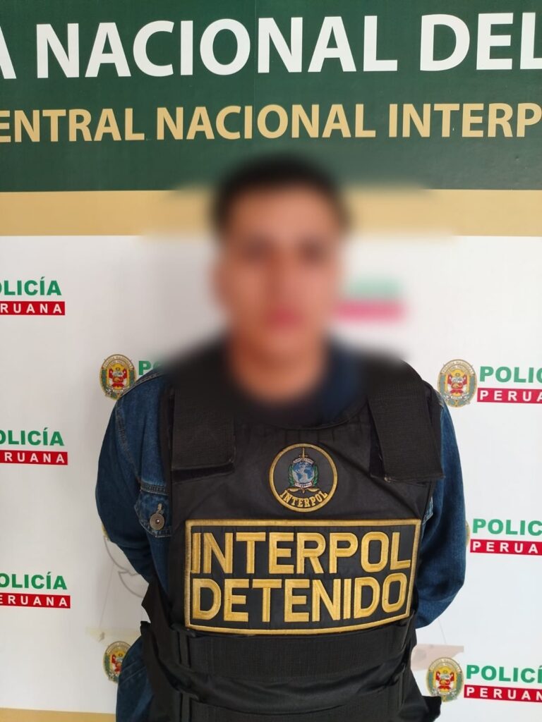 Detención de un ciudadano peruano con notificación roja por el delito de robo