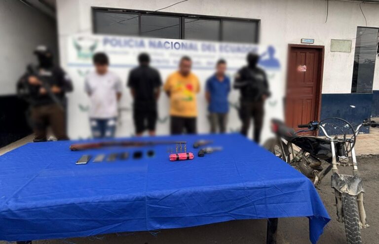 Aprehendimos a tres integrantes de la estructura criminal “Los Choneros” por el presunto delito de tenencia ilegal de armas de fuego en Guayas