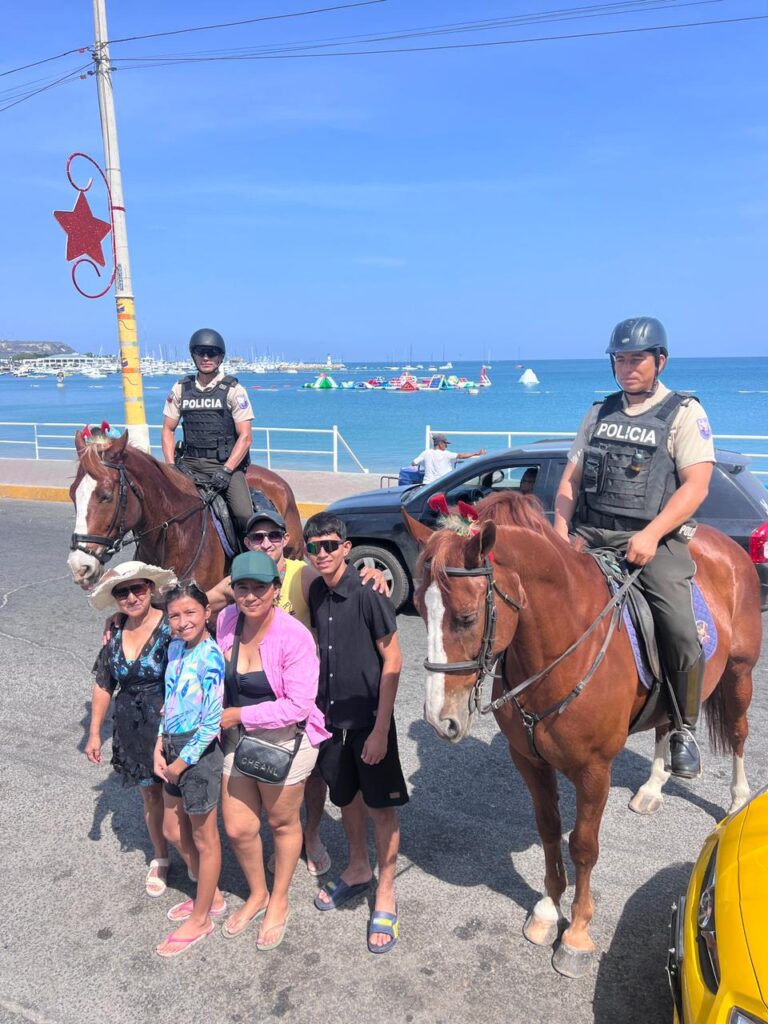 La Policía Nacional de Ecuador ejecuta patrullajes preventivos y presencia policial montada en Salinas