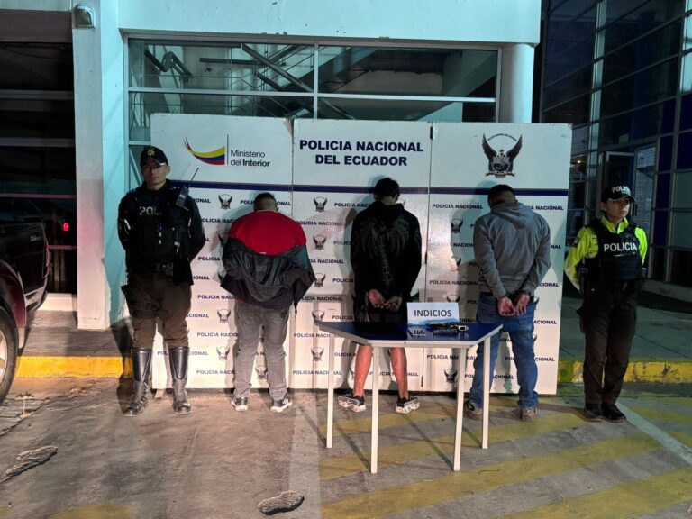 Operativo policial en Puembo permite la aprehensión de tres ciudadanos por presunto robo en flagrancia