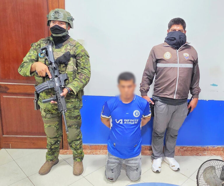 Policía Nacional aprehende a ciudadano por tenencia y porte ilegal de arma de fuego en La Maná