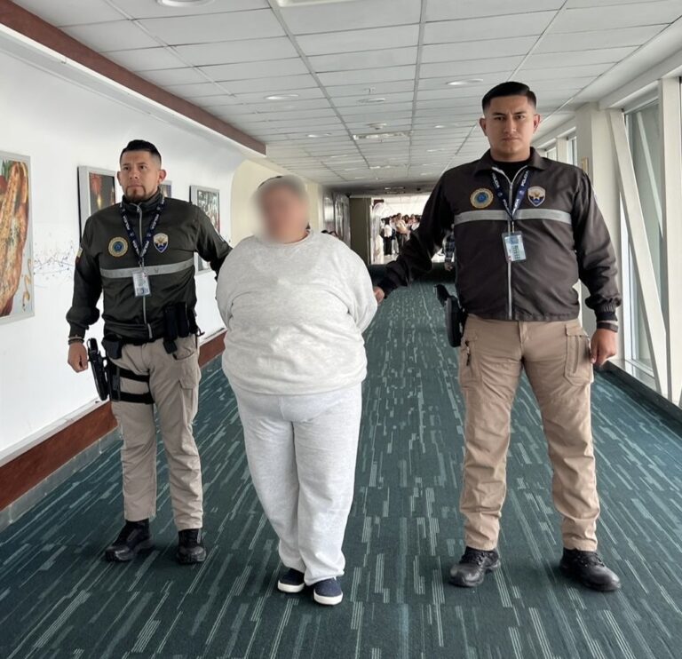 Detención de ciudadana con notificación roja de Interpol