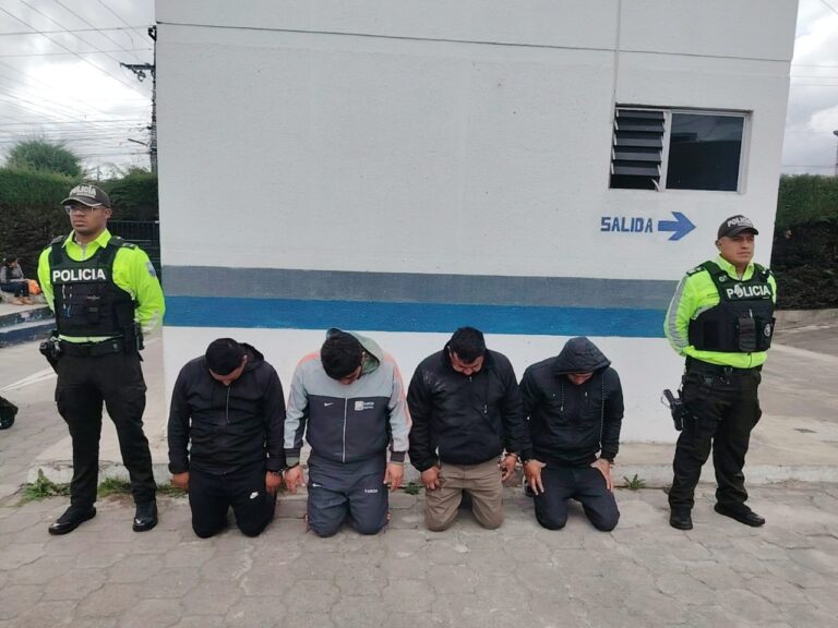 Aprehensión de cuatros sujetos por el presunto delito flagrante en local comercial en Tulcán