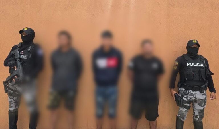 Aprehendimos a tres ciudadanos por el delito de robo a local comercial y tenencia de droga en Manabí