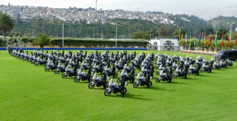 Policía Nacional fortalece sus capacidades operativas y logísticas con la entrega de radios de comunicación y motocicletas de última generación