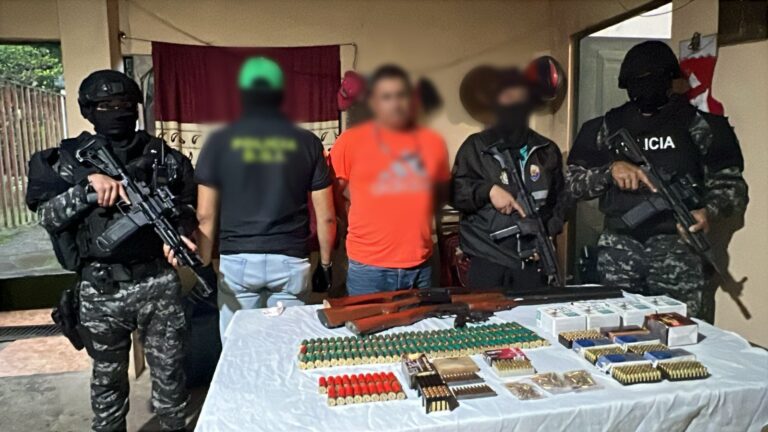 Incautación de armas y municiones debilita la logística criminal de “Los Choneros” en Santo Domingo
