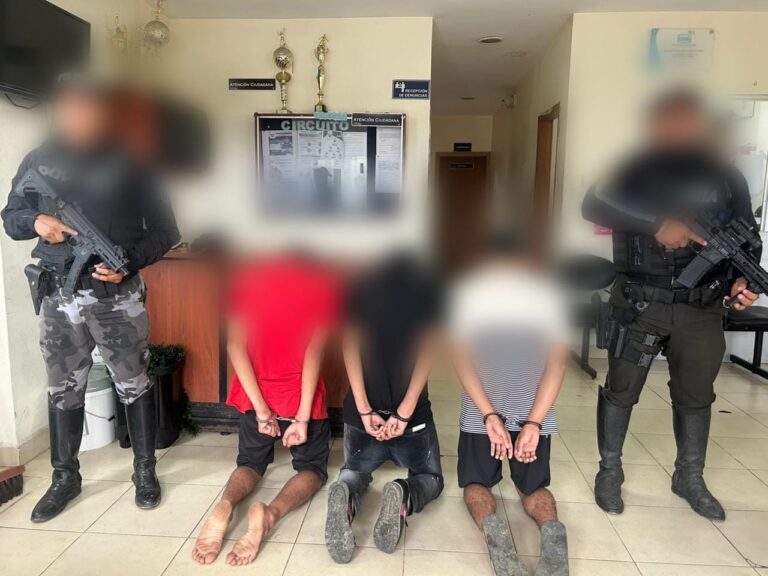 Liberamos a dos víctimas de secuestro y aprehendimos a tres presuntos implicados en Los Ríos