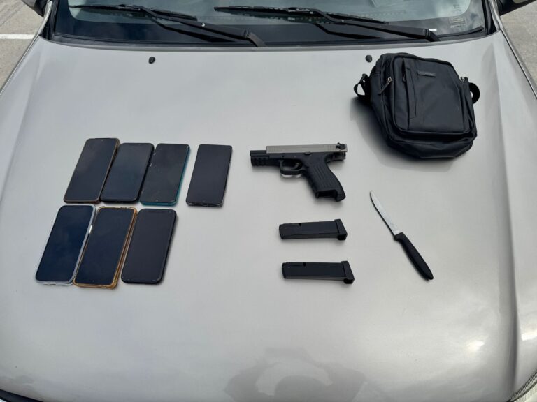Cinco detenidos y un arma de fuego decomisada