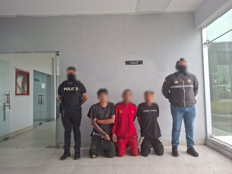 Aprehendimos a tres presuntos integrantes de «Los Lobos» con armas de fuego en Los Ríos
