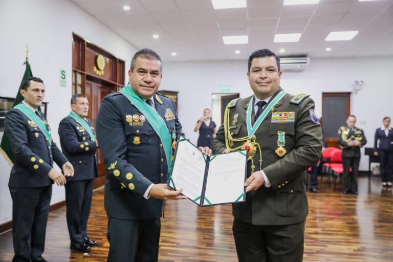 Agregado policial del Ecuador, recibe la más alta condecoración de la Policía Nacional del Perú