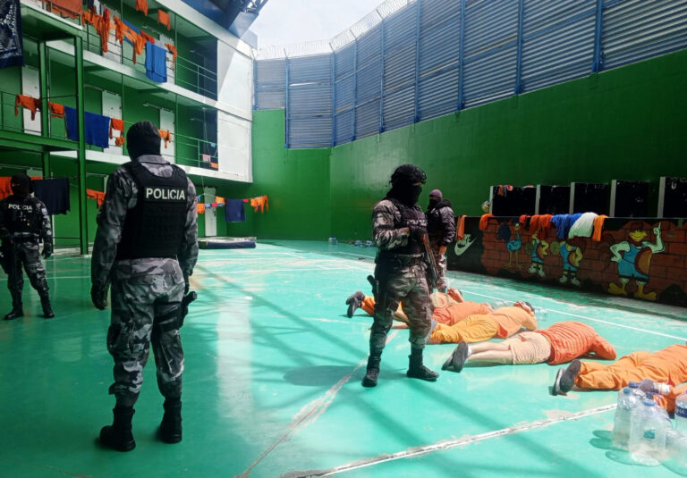 Policía Nacional realiza control en el CPL Cotopaxi Nro. 1 decomisa varios objetos prohibidos