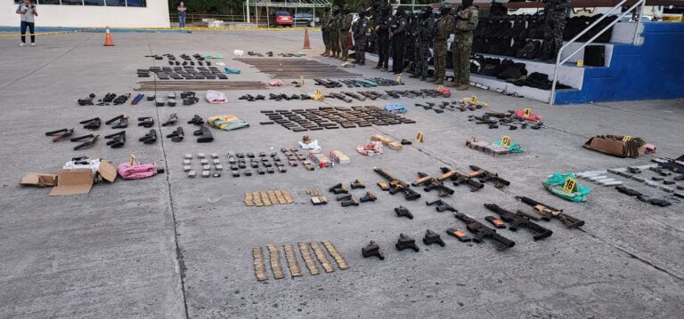 Policía Nacional y Fuerzas Armadas desarticulan centro de acopio logístico de grupos armados en Portoviejo