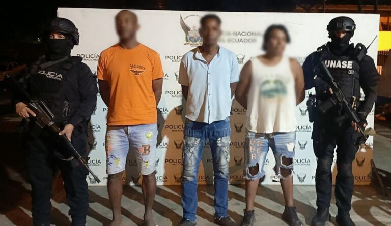 Aprehendimos a tres integrantes de la estructura criminal «Los Tiguerones», por el presunto delito de extorsión en Esmeraldas