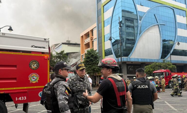 Policía Nacional coordina acciones para controlar incendio estructural en Guayaquil
