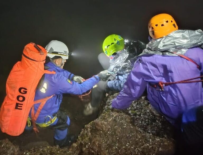 Policía Nacional rescata con vida a seis montañistas en el volcán Corazón