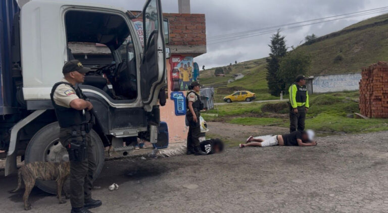 Acción oportuna permite la aprehensión de 02 ciudadanos y el decomiso de 01 arma de fuego en Chimborazo