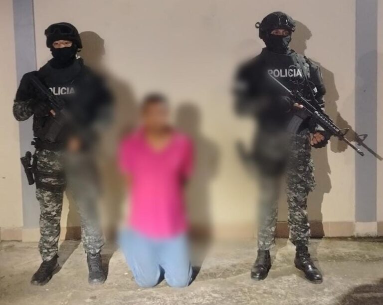 Incautamos más de 16 kilos de droga ocultos en cajuela de vehículo