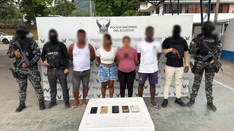 Aprehendimos a cuatro presuntos integrantes de “Los Chechenos” por el delito de extorsión en Esmeraldas
