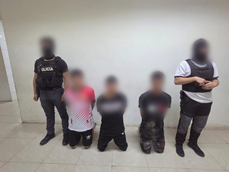 Policía Nacional libera a víctima de secuestro y captura a tres presuntos extorsionadores en el cantón El Empalme