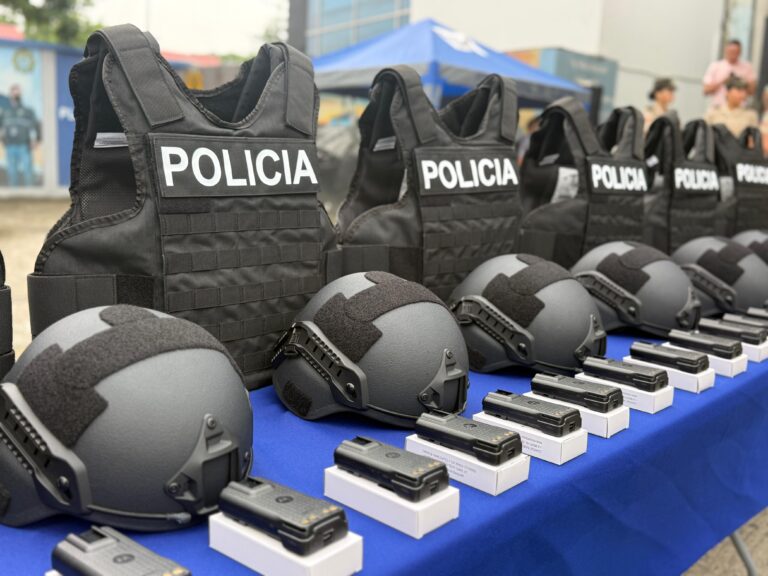 Policía Nacional se fortalece con equipo táctico entregado en Guayaquil