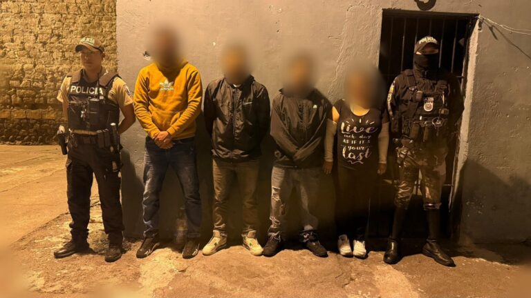 Cuatro aprehendidos por tenencia de arma de fuego y presunta vinculación a grupos delictivos en Imbabura