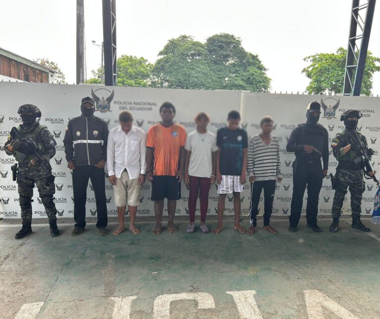 Dos ciudadanos aprehendidos y tres adolescentes aislados por el delito de extorsión en Esmeraldas