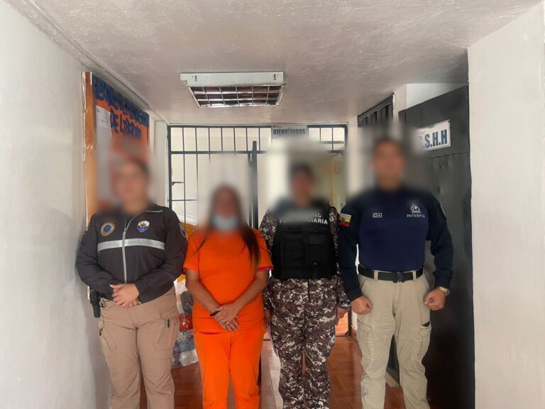 Policía Nacional del Ecuador ejecuta repatriación de ciudadana española para continuar cumplimiento de pena en su país