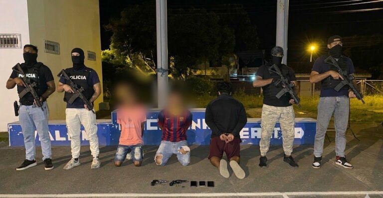 Policía captura a tres presuntos extorsionadores en Chone