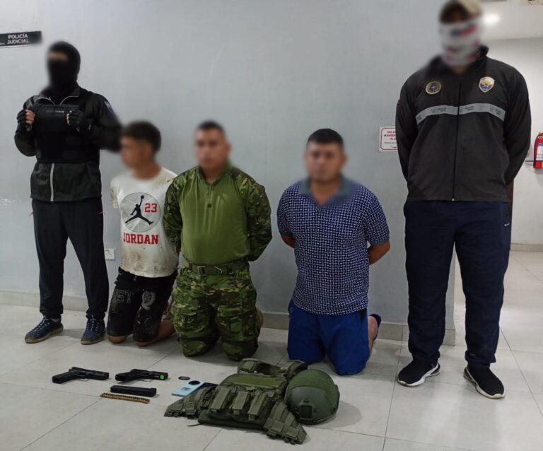 Aprehendimos a tres integrantes de “Los Lobos”, por usurpación de funciones públicas y tenencia de armas de fuego en Los Ríos