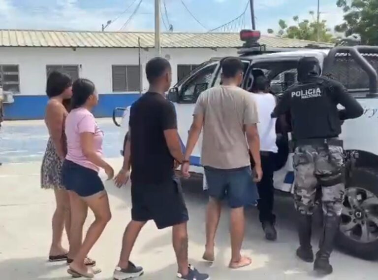 Cinco detenidos en Santa Elena por presunto robo con arma de fuego