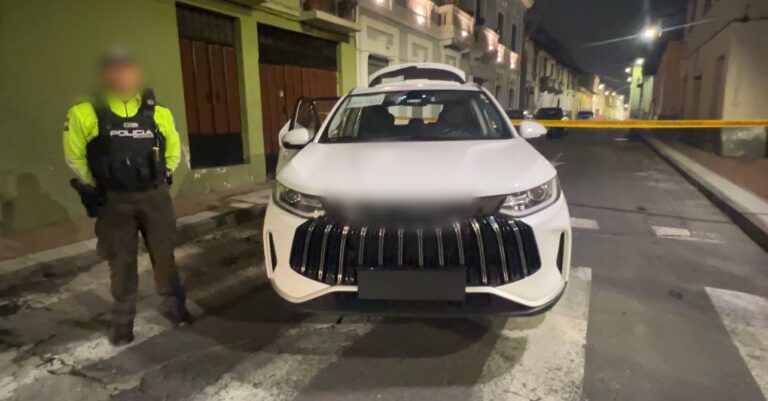 Policía Nacional recupera vehículo robado y localiza armas e indicios vinculados a un delito en Quito
