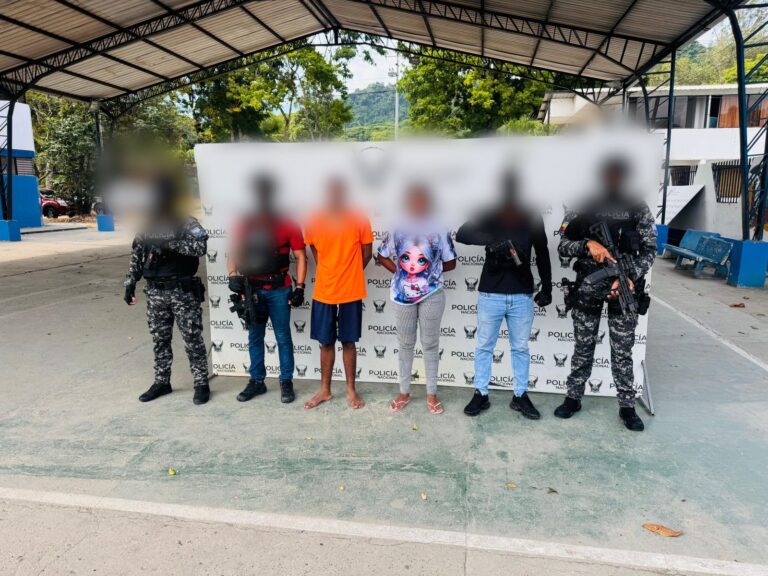 Aprehendimos a dos ciudadanos por presunta extorsión en Esmeraldas