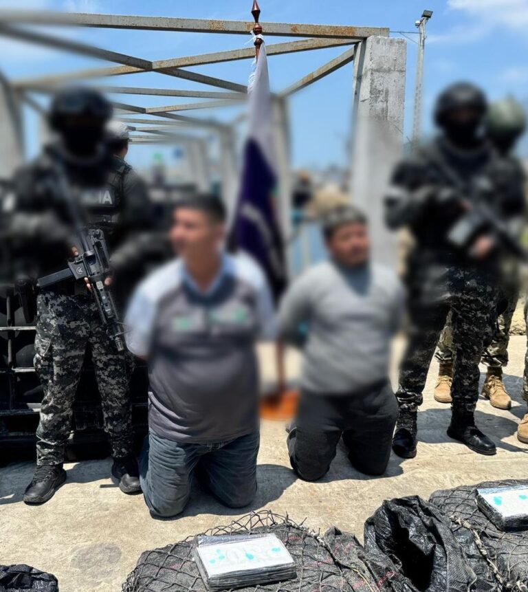 Incautamos más de 2 toneladas de sustancias catalogadas sujetas a fiscalización y aprehendimos a dos ciudadanos en operativo en alta mar