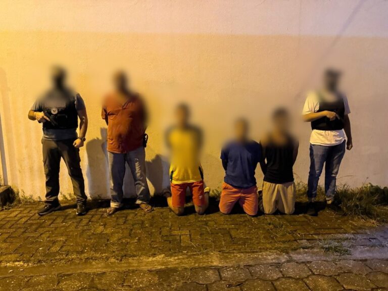 Policía Nacional libera a dos víctimas de secuestro extorsivo y aprehende a cuatro implicados en Los Ríos