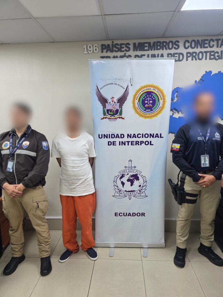 Policía Nacional detiene a ciudadano requerido por la justicia ecuatoriana tras ser deportado desde Estados Unidos