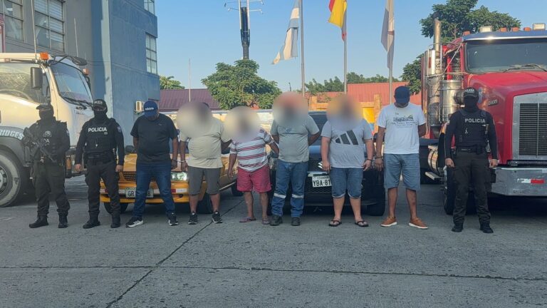 Policía frustra robo de contenedor y aprehende a seis presuntos implicados