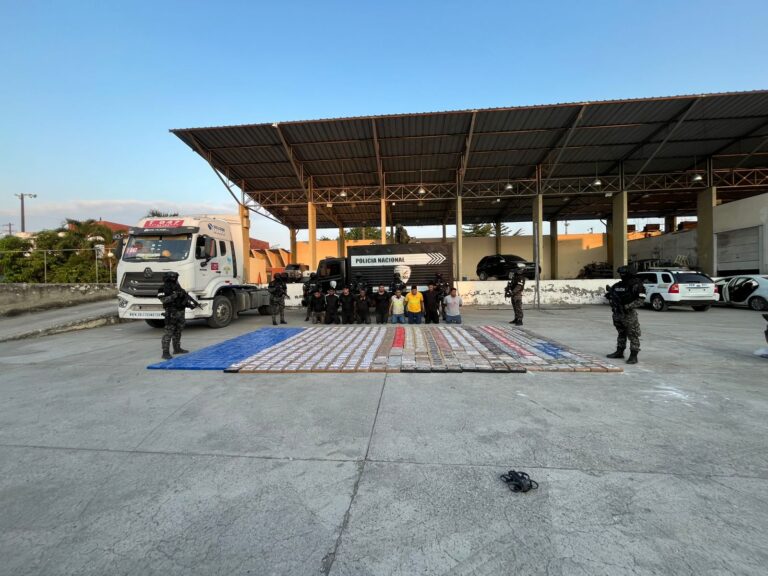 Operación “ATENAS” deja 10 detenidos y cerca de una tonelada de droga incautada en uno de los puertos marítimos del Guayas