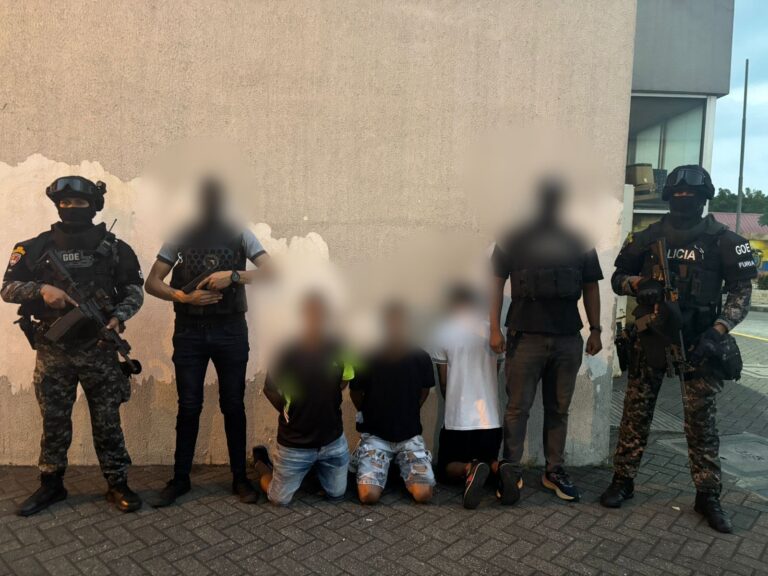 Aprehendimos a dos sujetos y aislamos a un adolescente, implicados por presunta extorsión en Guayaquil