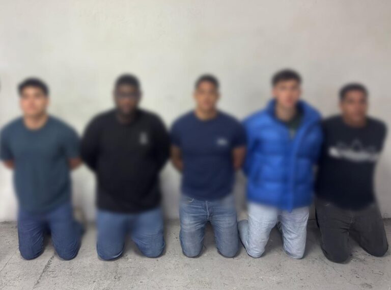 Aprehendimos a cinco presuntos extorsionadores que exigían dinero mediante amenazas en Quito