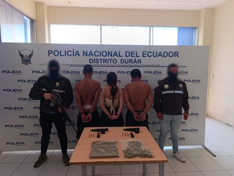 Aprehendidos alias “Chucky”, “Pelado HP” y “Becky” con armas de fuego y sustancias ilícitas, vinculados a la estructura criminal “Chone Killer”