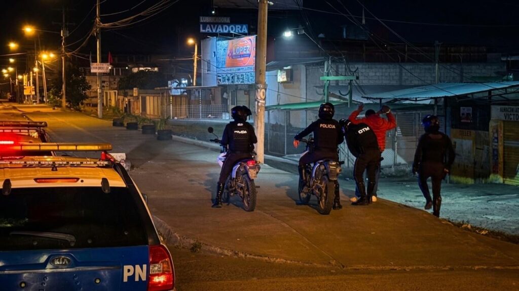 55 aprehendidos durante el inicio del toque de queda en Esmeraldas y ...